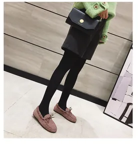 Elegante rosa Wildleder-Loafer mit Schleife, kombiniert mit einem Herbst-Winter-Outfit