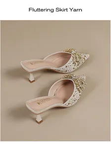Gedetailleerd overzicht van elegante mules met spitse neus en sprankelende strass-strik