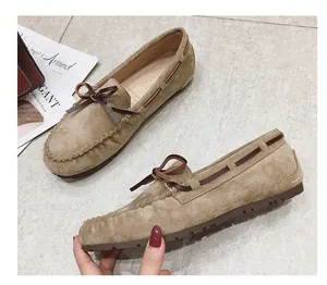 Detailansicht khakifarbener Wildleder-Loafer für Damen mit stilvoller brauner Lederschleife