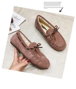 Bequeme rosa Slipper aus Wildlederimitat mit warmem Fellfutter und elegantem Schleifendetail