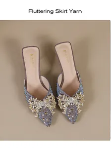 Elegant detail van strasstrik op muiltjes met spitse neus en kittenhak voor dames