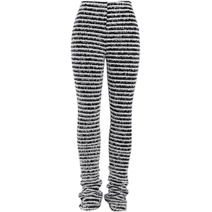 Primo piano della texture dei leggings in maglia a righe bianche e nere a vita alta