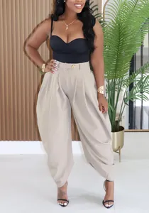 Détail du pantalon bouffant plissé beige pour femme avec taille haute et jambe large