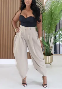 Vue détaillée du pantalon tulipe plissé beige à taille haute pour femme, style urbain