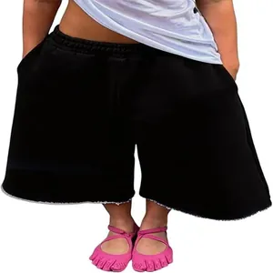 Gros plan sur un short décontracté noir pour femmes avec ourlet effiloché style rue