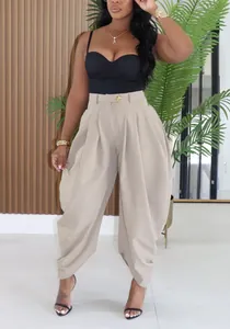 Détail du pantalon chic kaki à taille haute plissée avec une coupe large courte