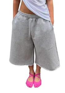 Vue détaillée du short de jogging gris à jambes larges avec ourlet brut.