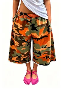 Détail d'un short camouflage large avec ourlet brut vintage pour un style streetwear cool.