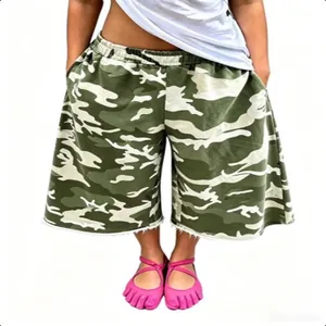 Détail du short de survêtement camouflage pour femme avec ourlet brut et jambe large.