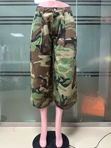 Vorderansicht der Damen-Camouflage-Hose mit weitem Bein an einer Schaufensterpuppe