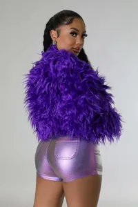 Vista posteriore dettagliata di una giacca corta in ecopelliccia viola da donna