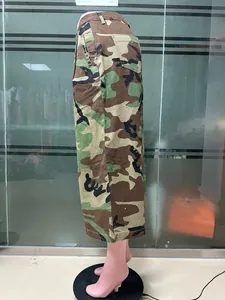 Detailliertes Seitenprofil der Camouflage-Cargo-Hose mit weitem Bein an einer Schaufensterpuppe
