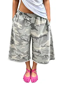 Vue du bas du corps d'un short camouflage sur modèle montrant l'ourlet et la coupe