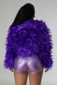 Vista posteriore di una giacca corta in ecopelliccia viola shaggy molto morbida