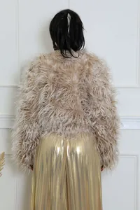 Vista posteriore di una giacca corta in ecopelliccia beige a pelo lungo, cappotto elegante
