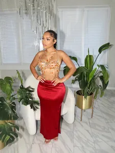 Eleganter roter Satin-Maxirock mit hoher Taille, sexy Seitenschlitz und schmaler Passform