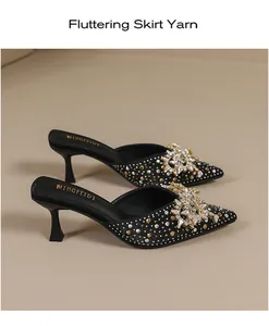 Elegante zwarte muiltjes met kittenhak, strass-steentjes en kristallen bloemdetail