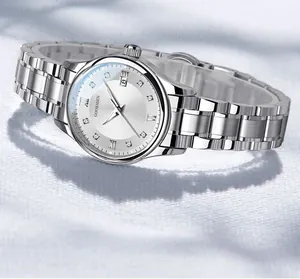 Detailansicht der GOOBASEN Damen-Quarzuhr in Silber mit Diamantmarkierungen