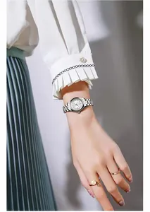 Detailaufnahme einer eleganten silbernen Edelstahl-Quarzuhr am Handgelenk einer Frau