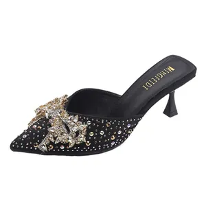 Elegante zwarte muiltjes met kittenhak, strass-strik en spitse neus voor dames.