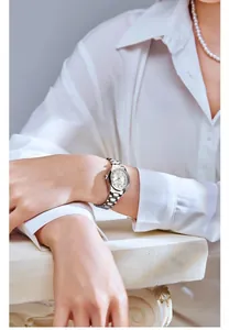 Elegante silberne Damen-Quarzuhr aus Edelstahl, getragen am Handgelenk für Stil