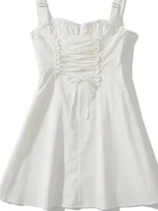 Détail du dos d'une robe blanche avec laçage corset et fines bretelles réglables.