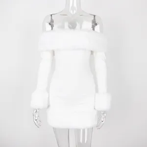 Robe moulante blanche à épaules dénudées avec bordure élégante en fausse fourrure.