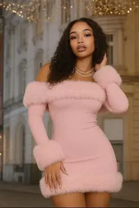 Élégante robe courte rose épaules dénudées avec bordure en peluche et manches longues