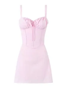 Magnifique robe courte rose avec décolleté en cœur, nœud frontal et taille corset