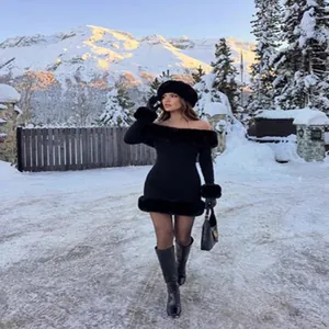 Robe courte noire sexy à épaules dénudées avec bordure en fourrure dans un décor enneigé