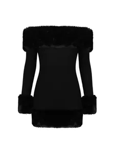 Vue détaillée d'une robe moulante noire à épaules dénudées avec bordure en fausse fourrure.