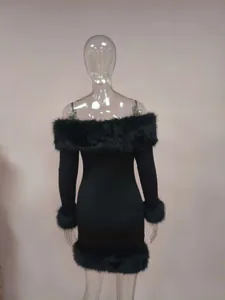 Vue arrière d'une robe moulante noire à épaules dénudées avec détails en fausse fourrure