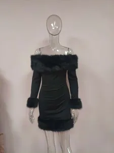 Robe moulante noire à épaules dénudées avec une bordure chic en fausse fourrure.