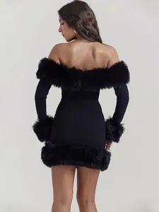 Robe moulante noire élégante à épaules dénudées avec bordure en fourrure et manches.