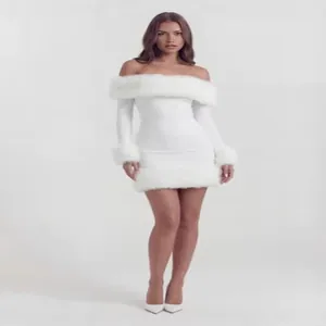 Robe mini blanche élégante avec bordure en fausse fourrure et manches longues chic.