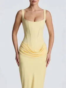 Robe longue moulante sans manches jaune pâle élégante avec corset et un détail drapé