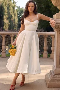 Elegante witte midi-jurk met Frans korset, volumineuze rok en baleinen bovenstuk