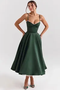 Elegante donkergroene Franse midi-jurk met korset, zware tule zoom en een wijde rok