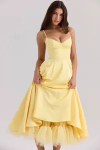 Elegante gele midi-jurk met spaghettibandjes, taille en tule zoom