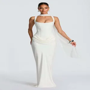 Robe longue blanche sans manches avec bustier corset et foulard assorti élégant