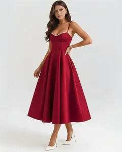 Detailopname van Franse midi-jurk met baleinen taille in dieprood