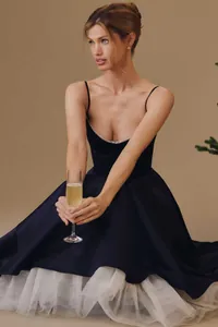 Elegante Franse camisole midi-jurk met korsettafwerking en wit mesh detail aan de zoom