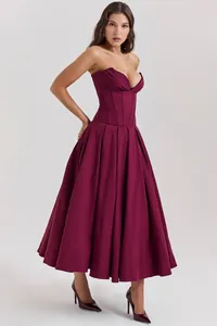 Elegante vestido midi tipo corsé burdeos sin tirantes con falda plisada de gran vuelo.