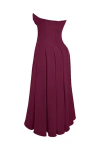 Detalle de vestido midi granate palabra de honor con corpiño tipo corsé y falda plisada
