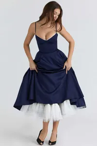 Franse stijl marineblauwe korsetjurk met spaghettibandjes en witte tule petticoat