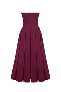 Elegante vestido corsé burdeos con falda plisada de línea A y cremallera trasera.