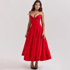 Elegante vestido midi rojo sin mangas con corpiño tipo corsé y falda de vuelo plisada