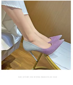 Nahaufnahme von spitzen Stilettos mit lila-silbernem Glitzer-Farbverlauf