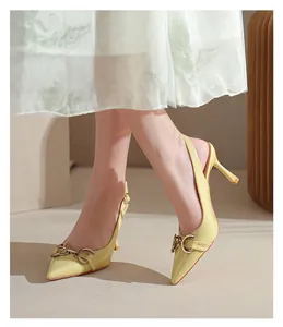 Gros plan détaillé d'escarpins slingback en cuir verni vert lime avec boucle mors
