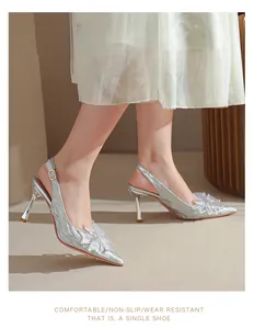 Elegantes zapatos de tacón plateados con purpurina, punta fina y lazo de cristal